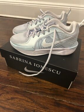 NIKE BIG KID SABRINA 2 EP CONDUCTOR  BASKETBALL SHOES VERY GOOD CONDITION SZ 2.5